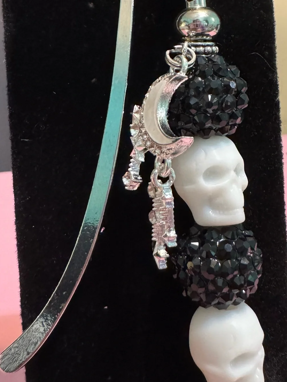 PERFECT GIFT! 📚 Black and White Skull Silver-toned Bookmark